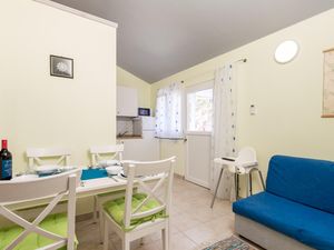 23746947-Ferienwohnung-3-Košljun-300x225-5