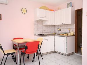 23927365-Ferienwohnung-4-Košljun-300x225-3