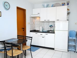 23927364-Ferienwohnung-4-Košljun-300x225-3