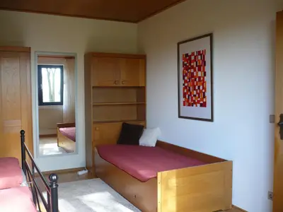 Schlafzimmer mit Beistellbett