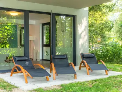 Apartment Yoga-Oase Krakow am See – Terrasse mit Relaxliegen