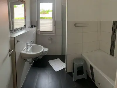 großes Bad mit ebenerdiger Dusche und Badewanne