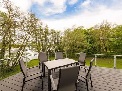 Apartment K15 Tao-Suite Krakow – großzügige, möblierte Terrasse mit Esstisch und modernen Gartenstühlen