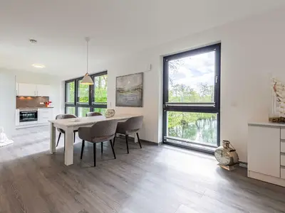 Apartment K15 Tao-Suite Krakow – stilvoller Essbereich mit moderner Küche, großem Esstisch