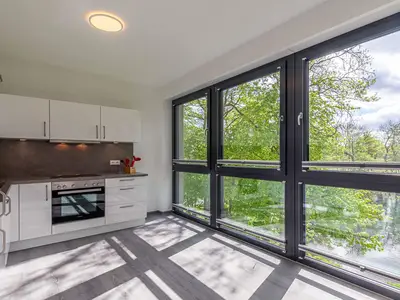 Apartment K15 Tao-Suite Krakow – moderne, helle Küche mit hochwertigen Einbaugeräten und großen Panoramafenstern