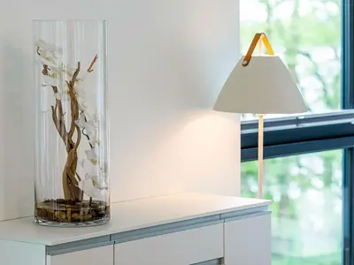 Apartment K15 Tao-Suite Krakow – stilvolles Interior-Detail mit dekorativem Glasgefäß und eleganter Stehleuchte