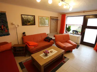 Blick auf die Couchseite der Stube