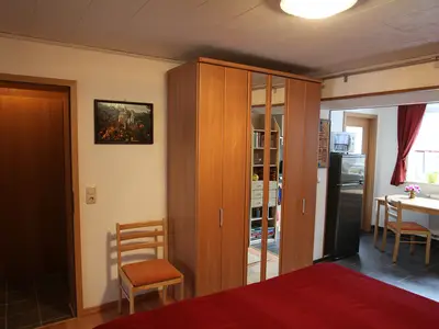Blick auf den Kleiderschrank im Schlafzimmer
