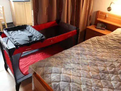 das Babybett im Schlafzimmer