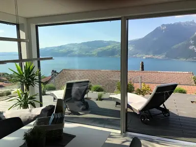 Einzigartige Aussicht mit grosser Glasfront