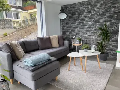 Wohnzimmer mit gemütlichem Sofa