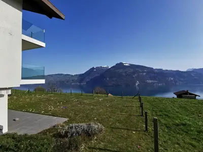Blick von der Seite zum Thunersee