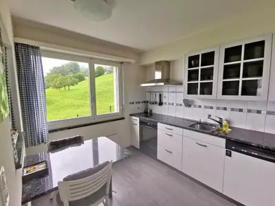 In der Küche ist alles vorhanden was Sie benötigen zum kochen. Es steht Ihnen auch Essig und Oel zur Verfügung.