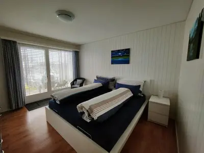 Schlafzimmer 180 x 200 BettBürotisch, Schrank und Stuhl