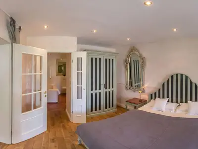 Schlafzimmer 1 mit eigenen Badezimmer