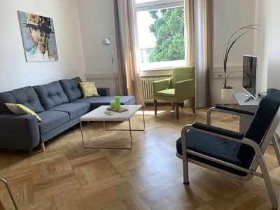 Wohnzimmer mit Essplatz, TV & Schalfcouch