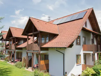 Hausansicht mit Balkon u Terrasse