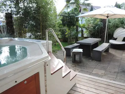Garten Jacuzzi mit Terrasse La Pergola