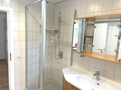 Bad mit Dusche u. geräumiger Waschtischarmatur