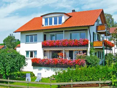 SW-Balkon. Morgens Schatten. Abendsonne. Sicht auf Bodensee und Berge