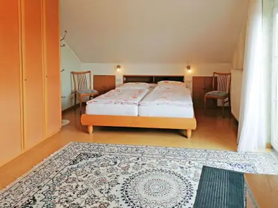Schlafbereich. Doppelbett mit verstellbaren Lattenrosten; Ausgang zum SO-Balkon