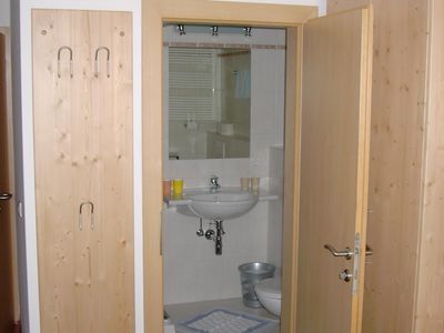 neu renovierte Badezimmer mit Dusche und WC