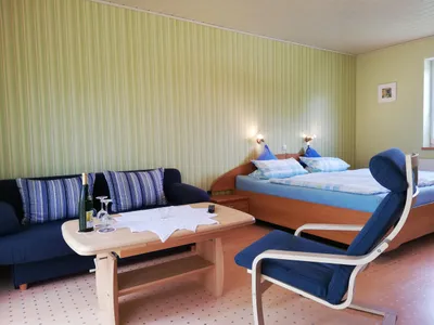 Wohn- und Schlafzimmer 2