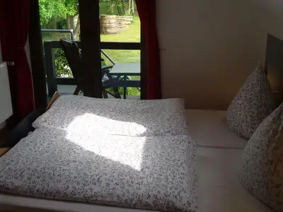 Schlafzimmer mit Blick auf den Balkon