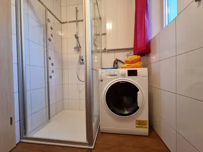 Badezimmer mit Waschtrockner