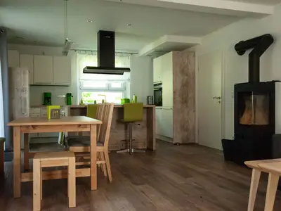 Wohnraum mit Küchenblock