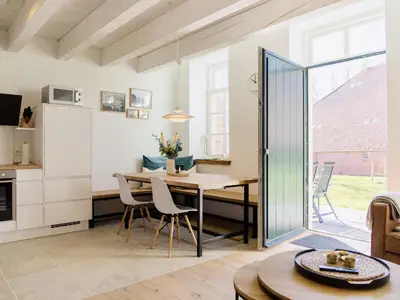 8D4A6EEE-5F3E-4A7A-9B1D-2F0F97716862