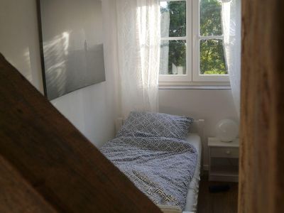 Schlafbereich. Schlafzimmer 2 mit Einzelbetten und TV