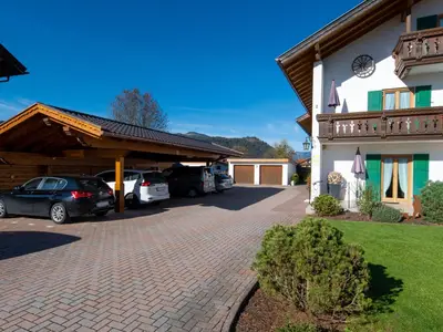 Carport-und-Einfahrt-im-Sommer-Gaestehaus-Isartal-