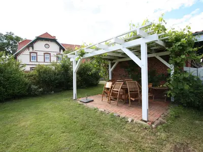 Garten. Schattenspendende Weinlaube , den Wohnungen W8 und W9 zugeordnet.