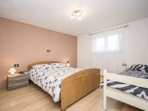 23840050-Ferienwohnung-4-Kršan-300x225-5