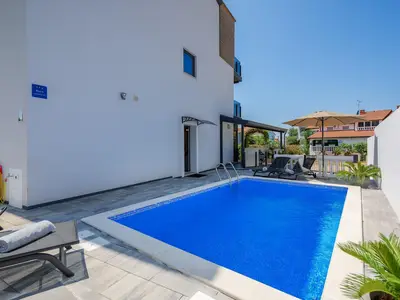 PoolOfHouse