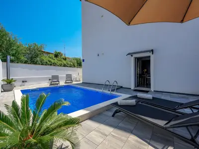 PoolOfHouse