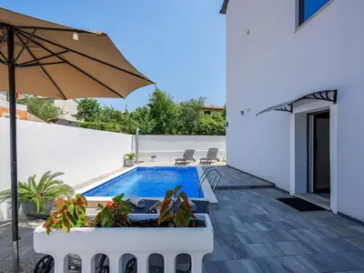 PoolOfHouse