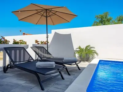 PoolOfHouse
