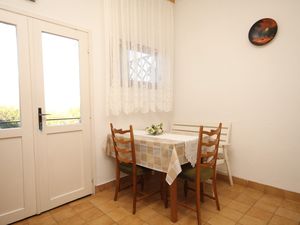 23930183-Ferienwohnung-3-Kukljica-300x225-1