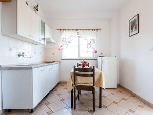 23930186-Ferienwohnung-4-Kukljica-300x225-3