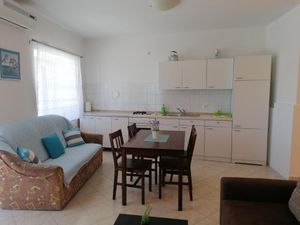 23930146-Ferienwohnung-4-Kukljica-300x225-3