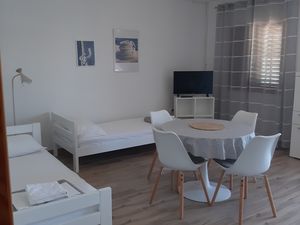 23930200-Ferienwohnung-4-Kukljica-300x225-1