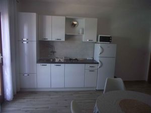 23982170-Ferienwohnung-4-Kukljica-300x225-5