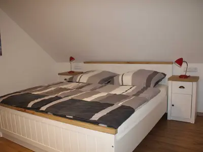Schlafzimmer mit Doppelbett