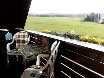 Balkon mit Sonnenmarkise und Blick über unseren Ort.