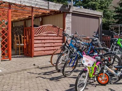 Sitzecke und Fahrradabstellmöglichkeiten