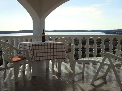 Terrasse. Terrasse mit Blick auf die Unterhaltung am Discostrand \