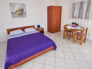 18693329-Ferienwohnung-2-Kustići-300x225-3