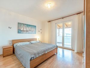 23766672-Ferienwohnung-4-Kustići-300x225-5